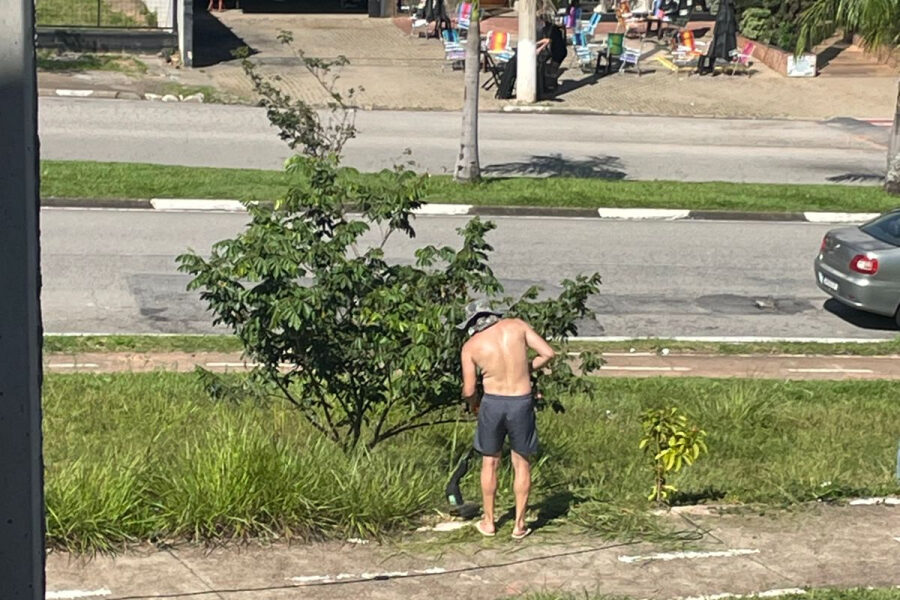 Morador realiza roçagem por conta própria no Parque Jataí, em Votorantim