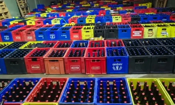 Operação contra esquema de falsificação de bebidas apreendeu mais de 600 engradados com quinze mil garrafas de cerveja