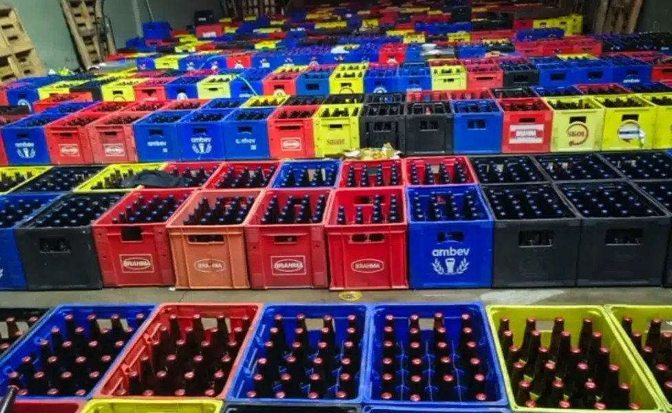 Operação contra esquema de falsificação de bebidas apreendeu mais de 600 engradados com quinze mil garrafas de cerveja