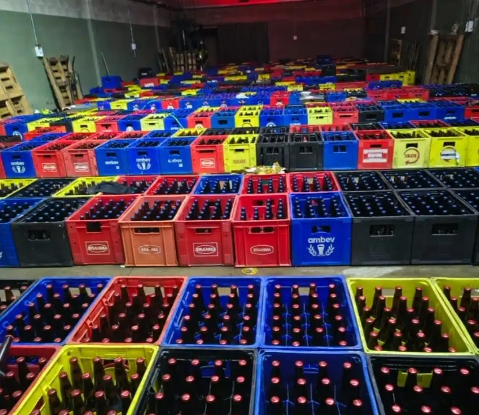 Operação contra esquema de falsificação de bebidas apreendeu mais de 600 engradados com quinze mil garrafas de cerveja