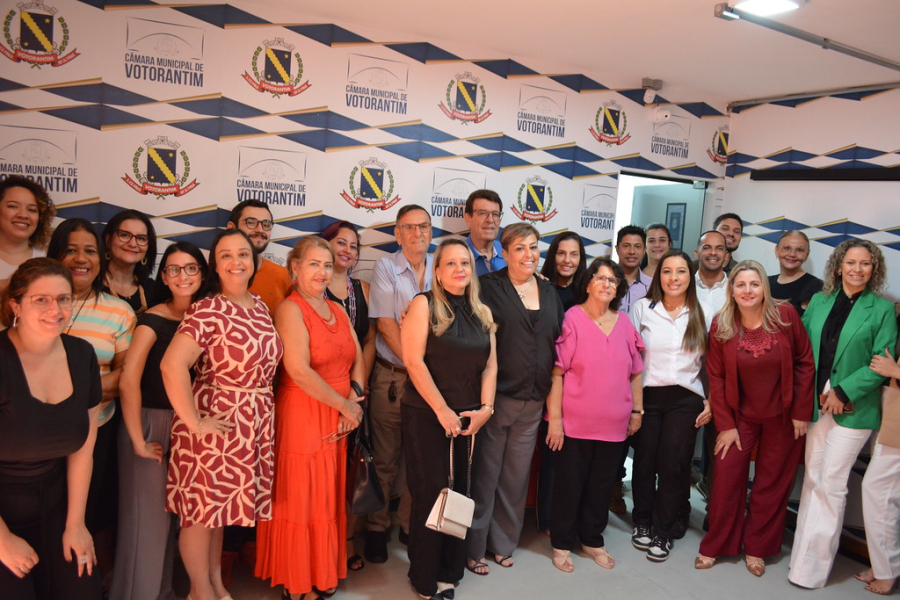 Vereadora homenageia equipe do NAEE por atuação na educação inclusiva