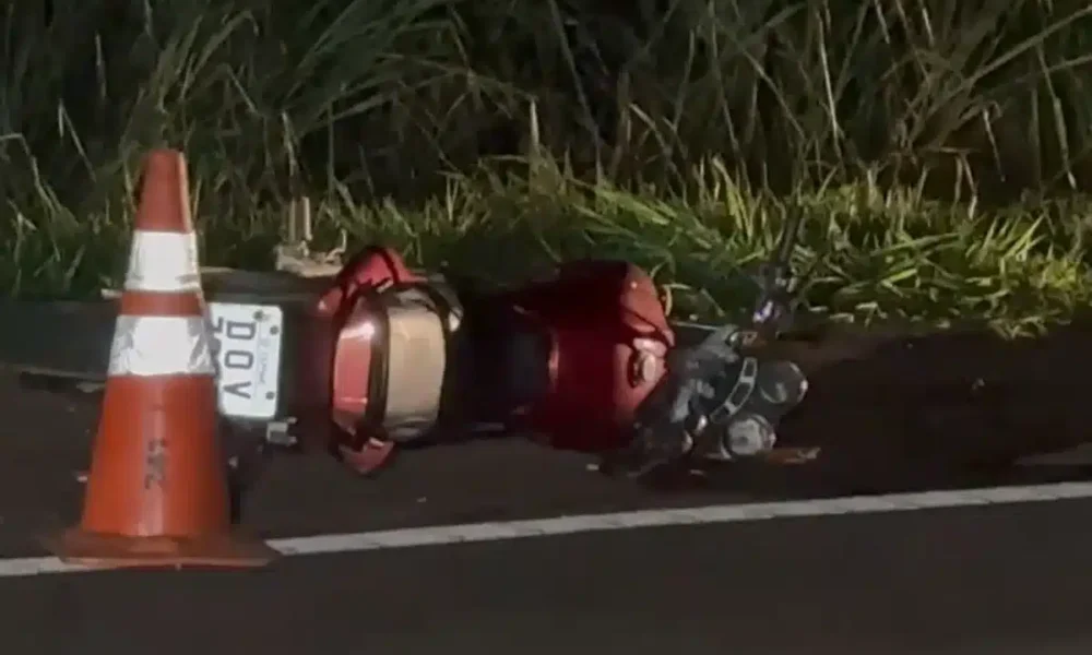 um trecho com o asfalto irregular . Com isso, ele caiu da moto na pista. Logo ap