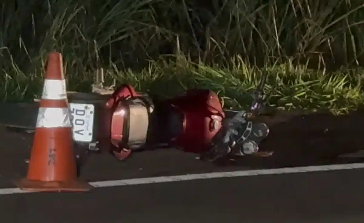 um trecho com o asfalto irregular . Com isso, ele caiu da moto na pista. Logo ap