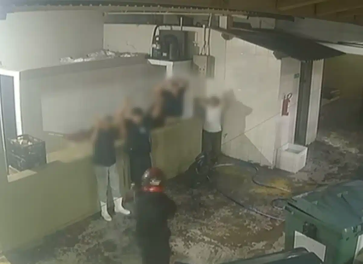 dentro de tudo! Basta acessar o link aqui ! Na sequência, o suspeito entra na ch