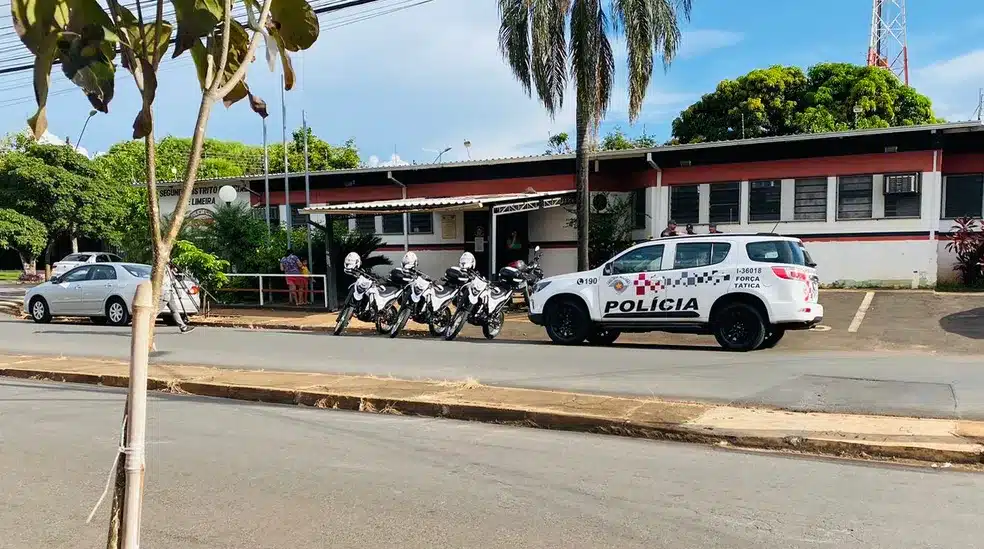 ação, a colisão aconteceu quando a motocicleta atingiu a parte traseira de um tr