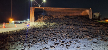 Jorge Silva Uma carreta tombou na Rodovia Raimundo Antunes Soares (SP-079), na altura do km 1115, em Votorantim, nas pro