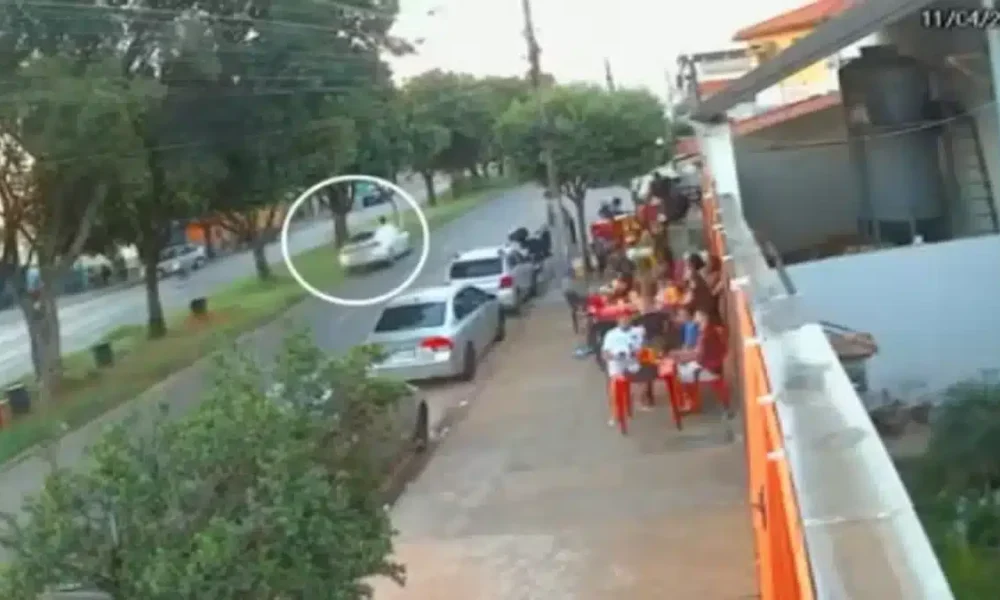 volta das 18h30, na Avenida Doutor Antônio de Luna. Imagens de uma câmera de seg