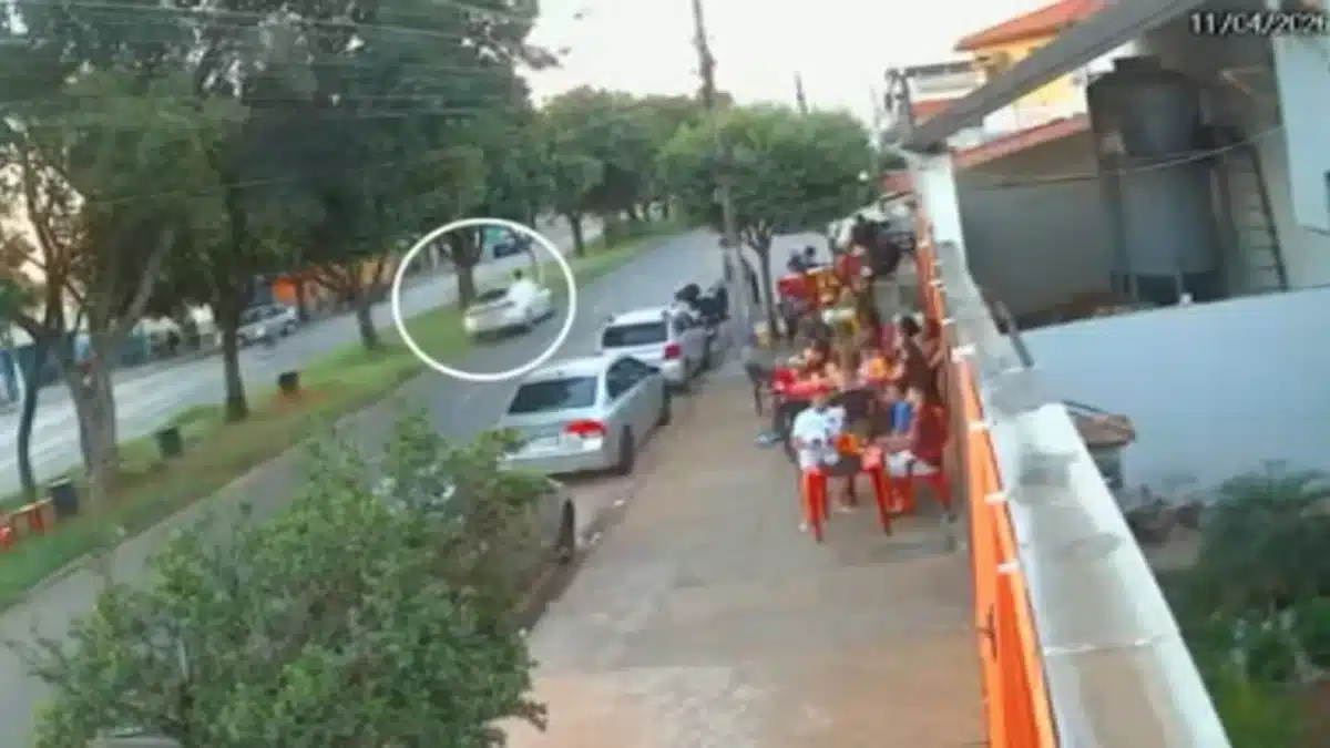 volta das 18h30, na Avenida Doutor Antônio de Luna. Imagens de uma câmera de seg