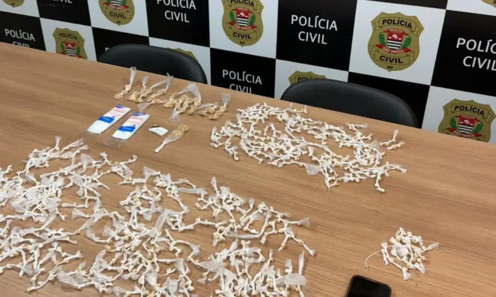tráfico de drogas na tarde desta sexta-feira (17), em Piracicaba. A ação foi rea