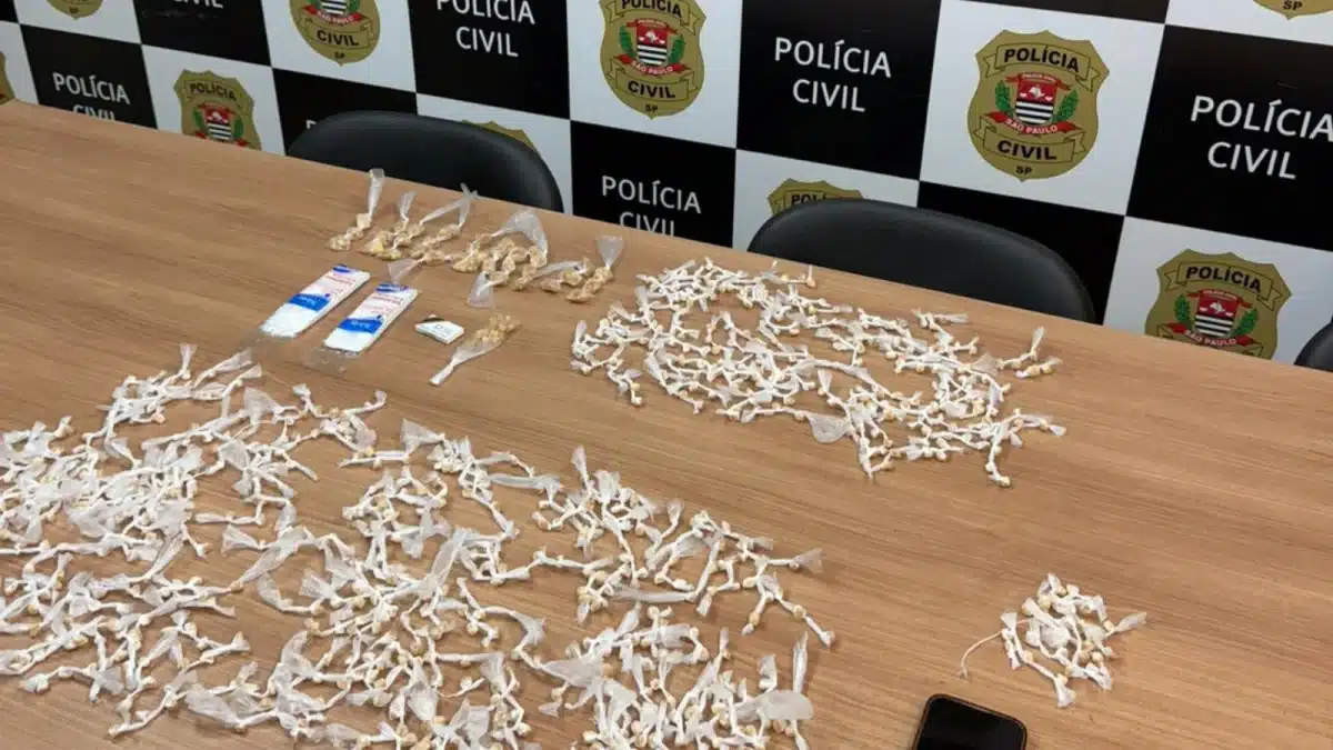 tráfico de drogas na tarde desta sexta-feira (17), em Piracicaba. A ação foi rea
