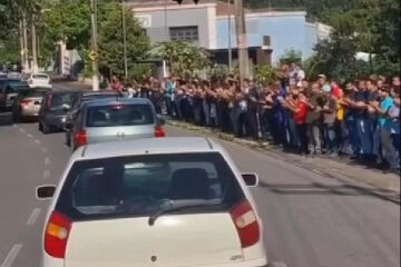 Funcionários de fábrica prestam homenagem a ex-colega falecido em Votorantim