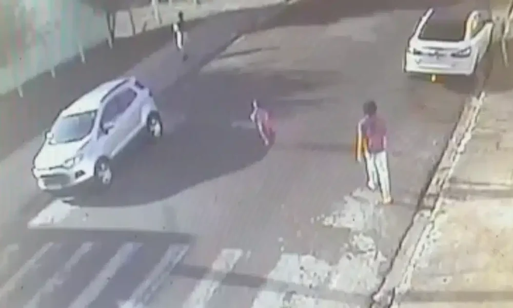 uma motocicleta na tarde desta quarta-feira (22), na Rua Ordália Batista Motta