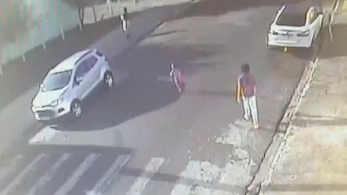 uma motocicleta na tarde desta quarta-feira (22), na Rua Ordália Batista Motta